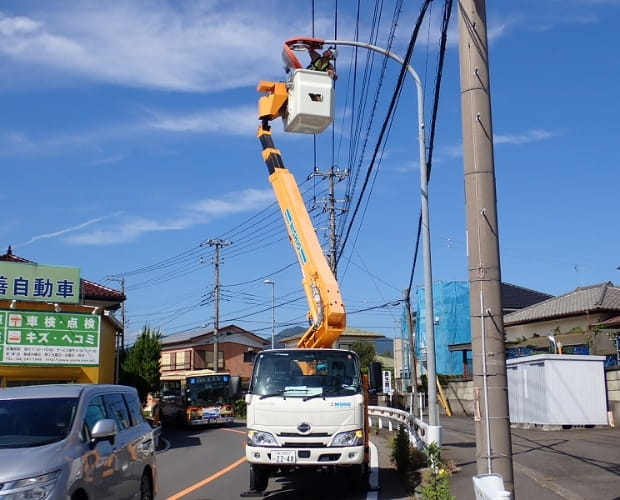 高所作業車を使用した点検