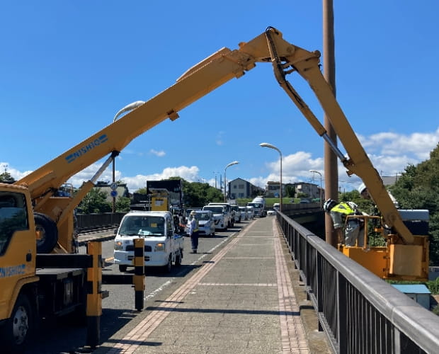 鋼桁の高所作業車(屈折タイプ)を使用した点検点検