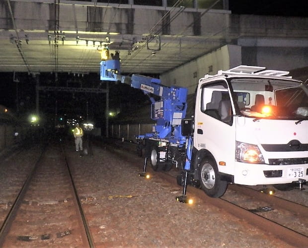 軌陸車を使用した線路内での点検