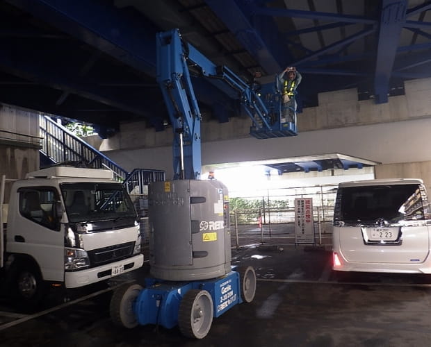 クローラ車を使用した幅狭での点検