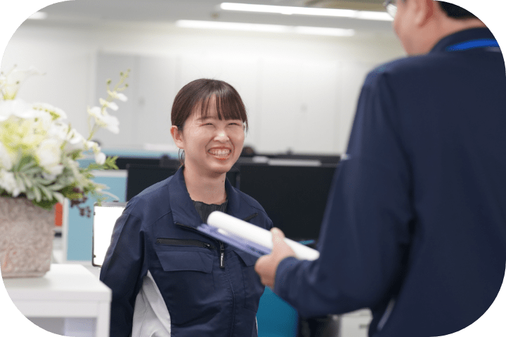社内で打ち合わせをするK.Oさん