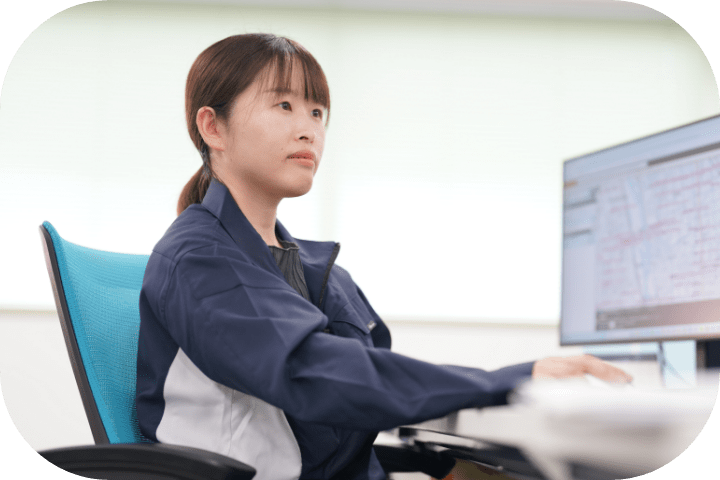 デスクワークに取り組むK.Oさん