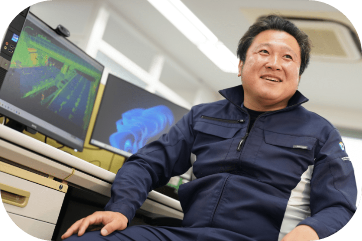 社内で業務に取り組むD.Oさん