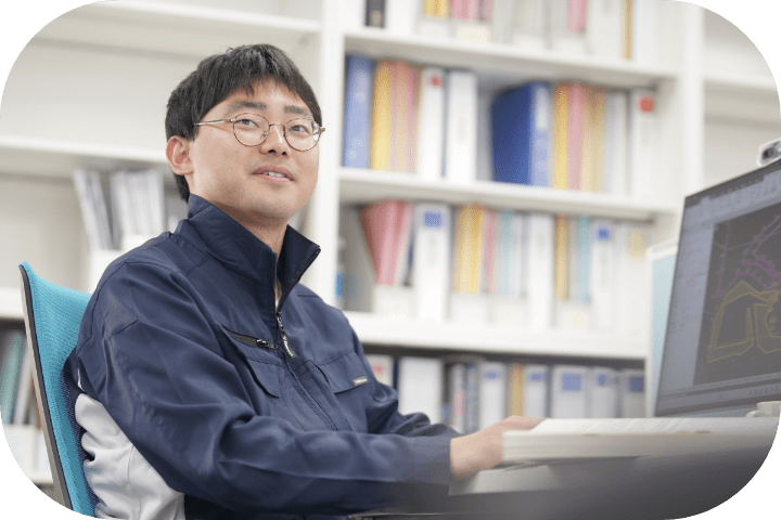 社内で業務に取り組むM.Kさん