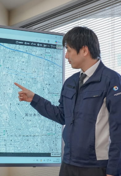 設計図面を確認する様子